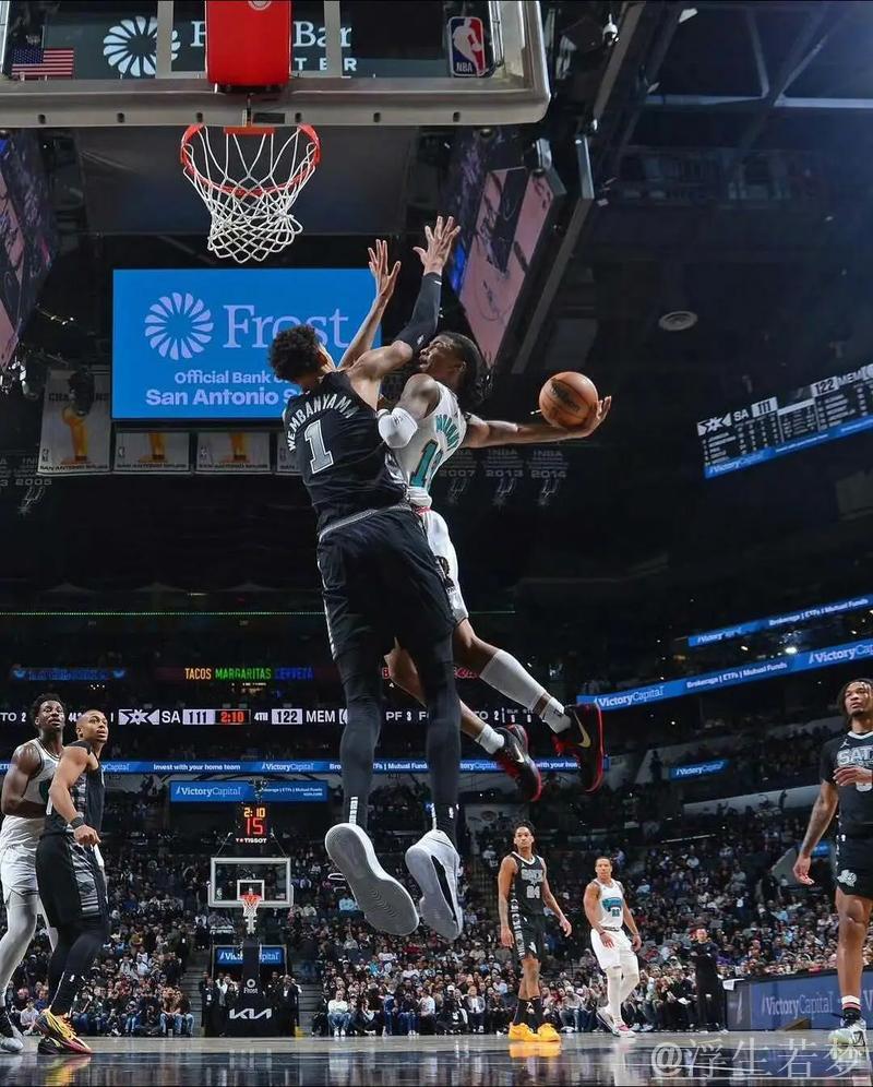 莫兰特转身突破上篮未中，抱头懊恼显无奈